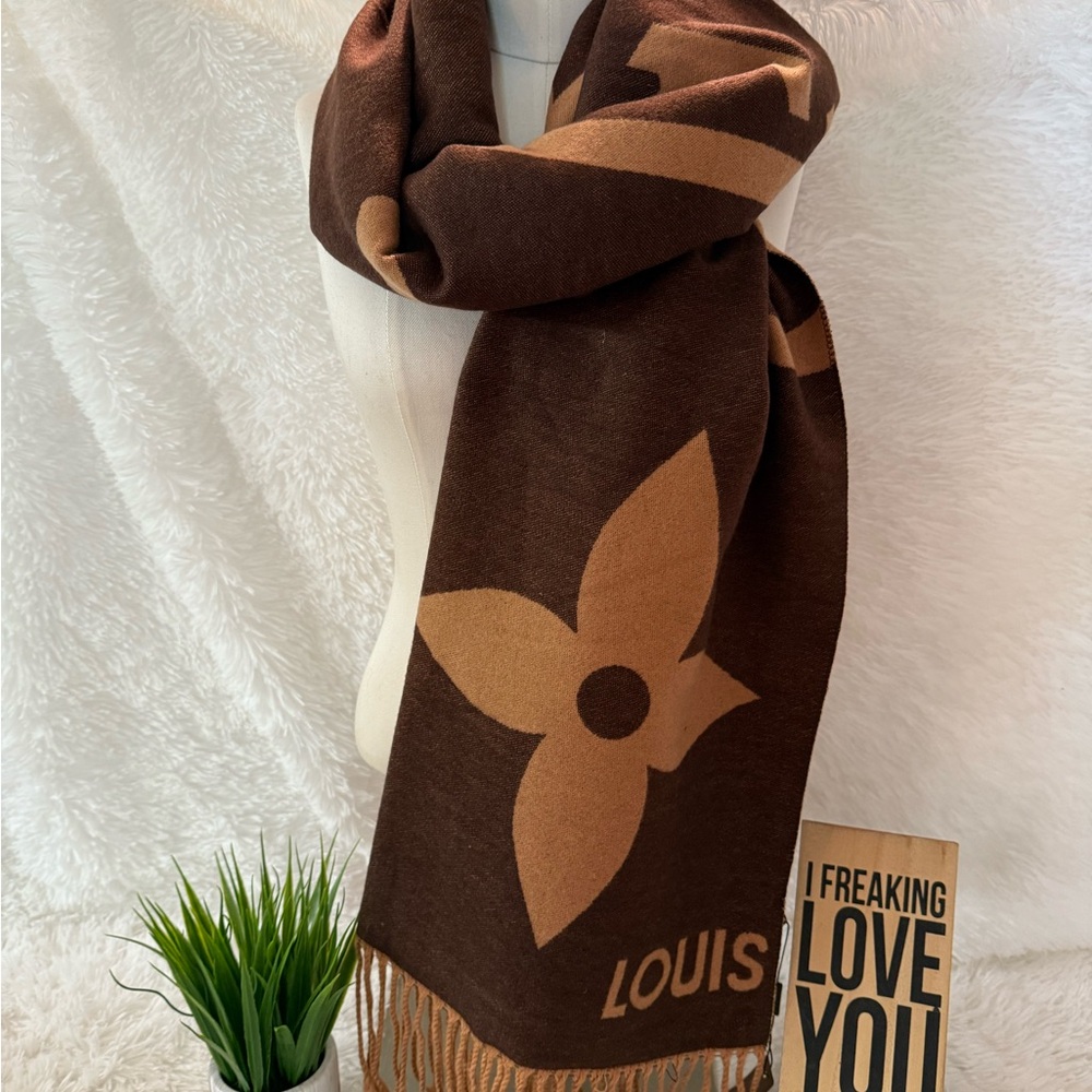 Louis Vuitton Cashmere Scarf/Shawl - Picture 4 of 8